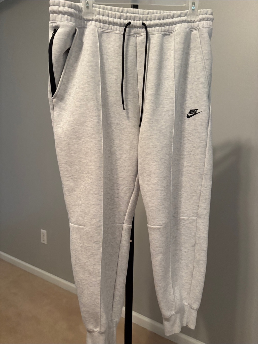 WOMEN’S NIKE TECH SWEATPANTS